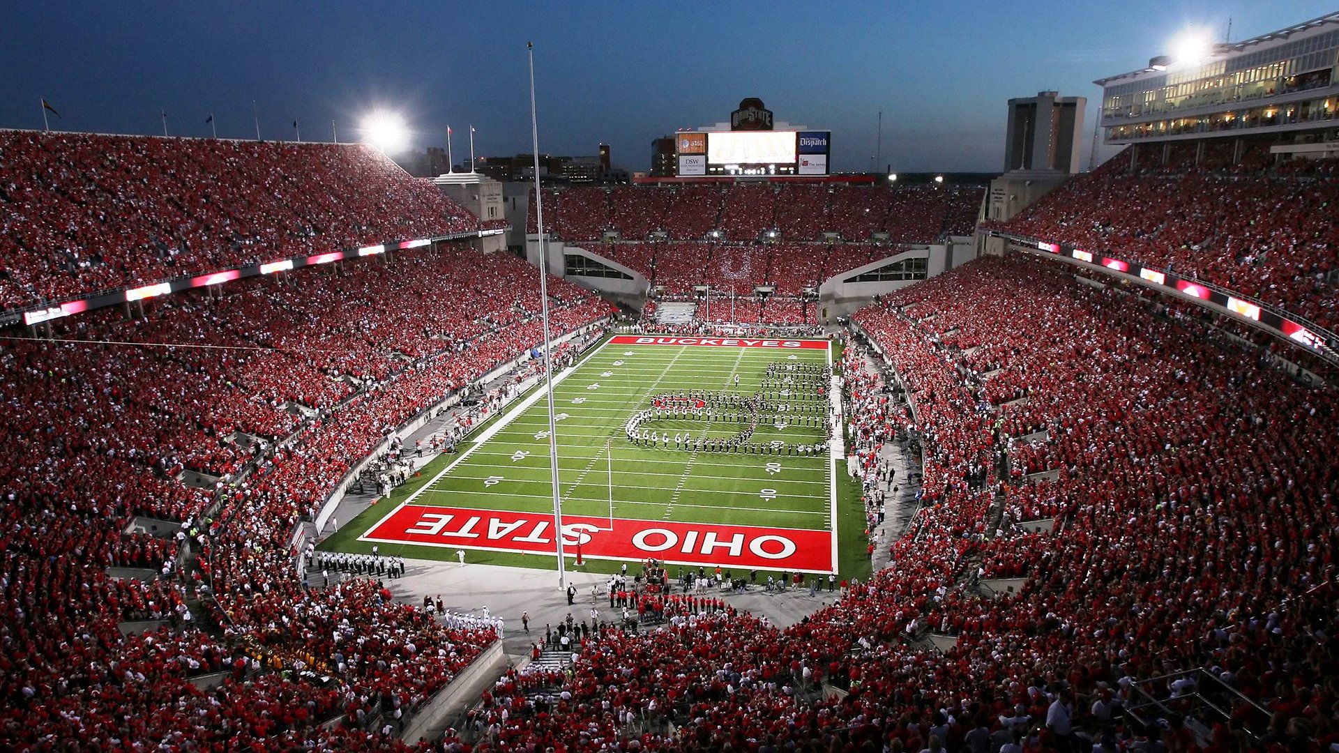 球迷狂热加油声不断，球队士气高涨，球迷的疯狂举动